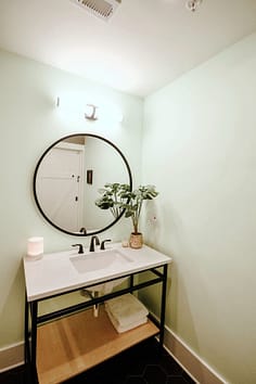 [newsletter-downtownloftbathroom-19]