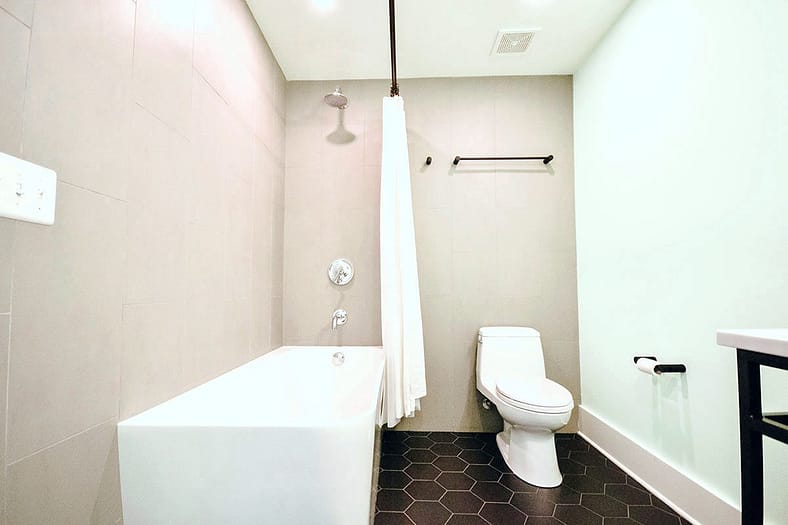 [newsletter-downtownloftbathroom-14]