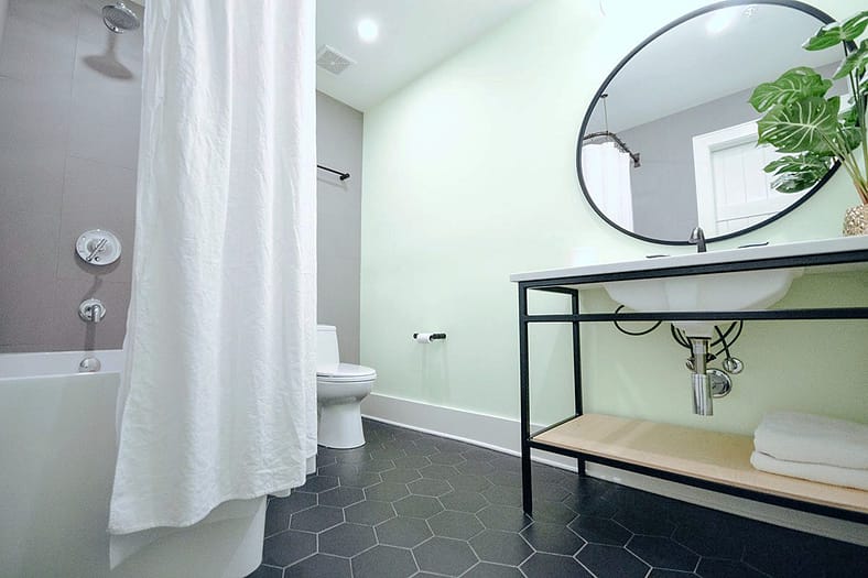 [newsletter-downtownloftbathroom-13]