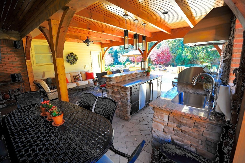 Outdoor Grill Area w/ Kitchenette